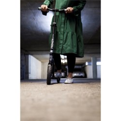 FRENZY 230MM PNEUMATIC BLACK SCOOTER